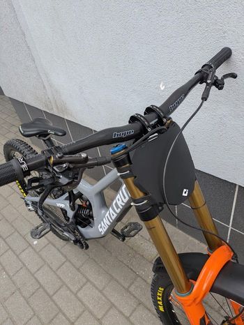 Used Santa Cruz V10.7 MX M 2022 Mountainbike, Grigio chiaro — image 3 of 13