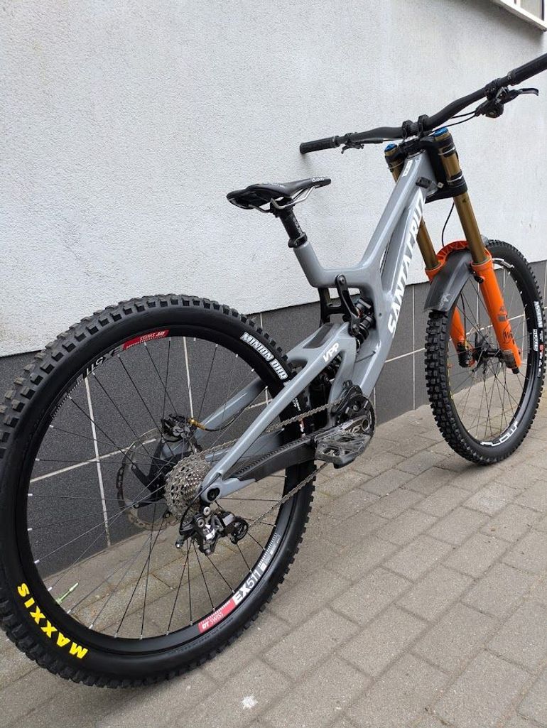 Used Santa Cruz V10.7 MX M 2022 Mountainbike, Grigio chiaro — image 6 of 13