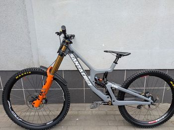 Used Santa Cruz V10.7 MX M 2022 Mountainbike, Grigio chiaro — image 7 of 13