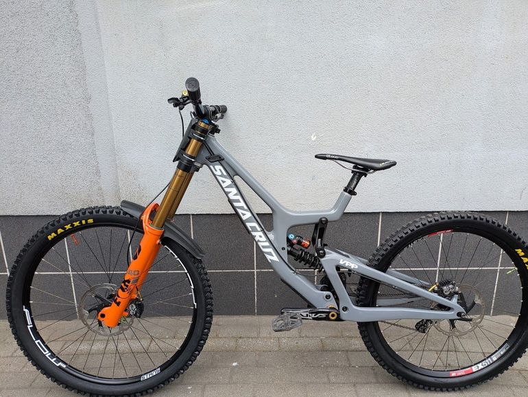 Used Santa Cruz V10.7 MX M 2022 Mountainbike, Grigio chiaro — image 7 of 13