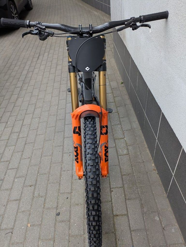 Used Santa Cruz V10.7 MX M 2022 Mountainbike, Grigio chiaro — image 2 of 13