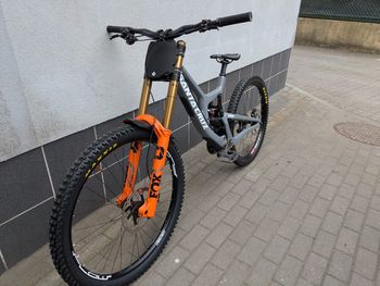 Used Santa Cruz V10.7 MX M 2022 Mountainbike, Grigio chiaro — image 9 of 13