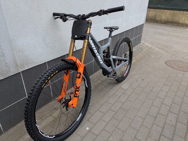 Used Santa Cruz V10.7 MX M 2022 Mountainbike, Grigio chiaro — image 9 of 13