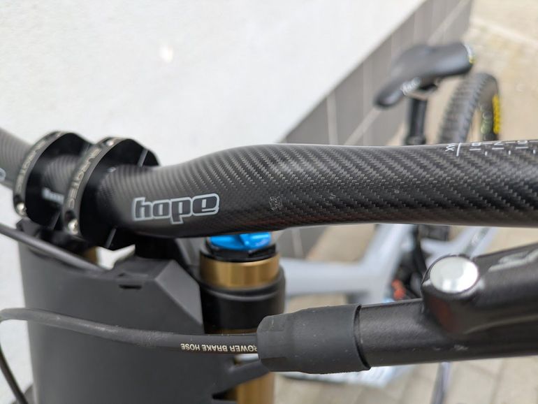 Used Santa Cruz V10.7 MX M 2022 Mountainbike, Grigio chiaro — image 12 of 13