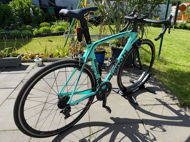 Used Bianchi Oltre XR3 Ultegra 2018 2018 Road & Gravel, Blue — image 2 of 8