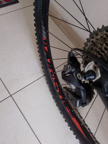 Used Whistle Custom Shimano Deore XT 2020 Mountainbike, Red — image 2 of 7