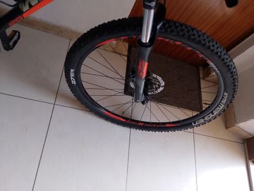 Used Whistle Custom Shimano Deore XT 2020 Mountainbike, Red — image 7 of 7