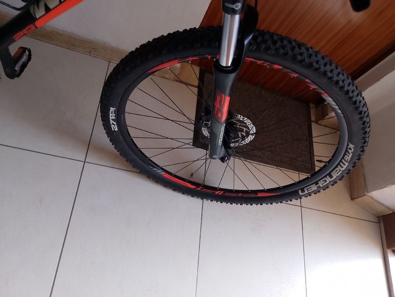 Used Whistle Whistle Custom Shimano Deore XT 2020 Mountainbike, Red — image 7 of 7