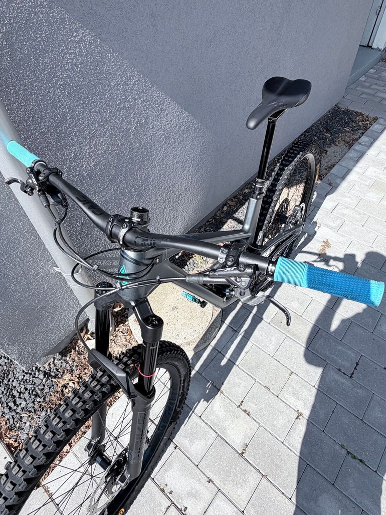 Used Forbidden Druid v1 XT 2022 Mountainbike, Light Gray, 29 — image 9 of 12