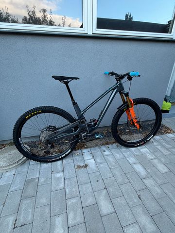 Used Forbidden Druid v1 XT 2022 Mountainbike, Light Gray, 29 — image 2 of 5