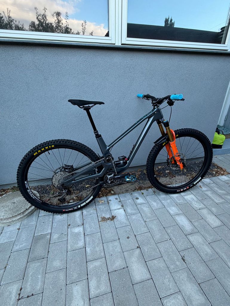 Used Forbidden Druid v1 XT 2022 Mountainbike, Light Gray, 29 — image 2 of 5