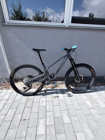Used Forbidden Druid v1 XT 2022 Mountainbike, Light Gray, 29 — image 2 of 12