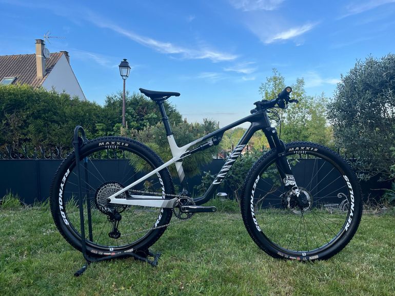 Used Canyon Lux World Cup CF 7 2022 2022 Mountainbike, Black, 29 — image 1 of 9