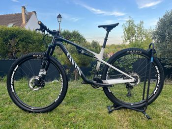 Used Canyon Lux World Cup CF 7 2022 2022 Mountainbike, Black, 29 — image 2 of 9