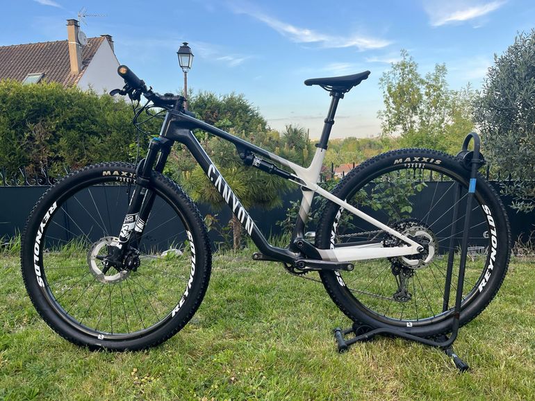Used Canyon Lux World Cup CF 7 2022 2022 Mountainbike, Black, 29 — image 2 of 9