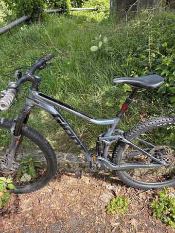 Used Giant Stance 2024 2024 Mountainbike, Light Gray, 27.5 — image 1 of 3