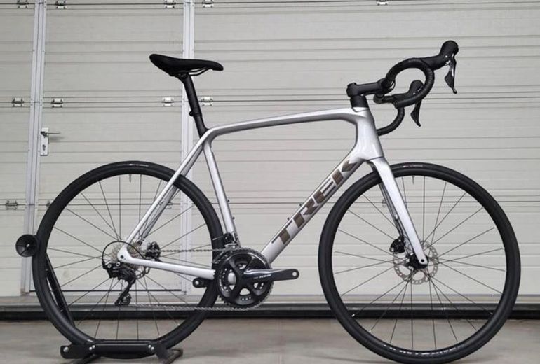 Used Trek Émonda SL 5 2023 2023 Road & Gravel, Grigio chiaro — image 1 of 9