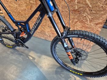 Used Santa Cruz V10 DH S / Carbon CC 2024 2024 Mountainbike, Blue, 27.5 — image 4 of 7