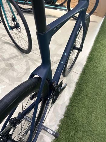 Used Bianchi Oltre Comp Ultegra Di2 2025 2025 Road & Gravel, Blue — image 8 of 12