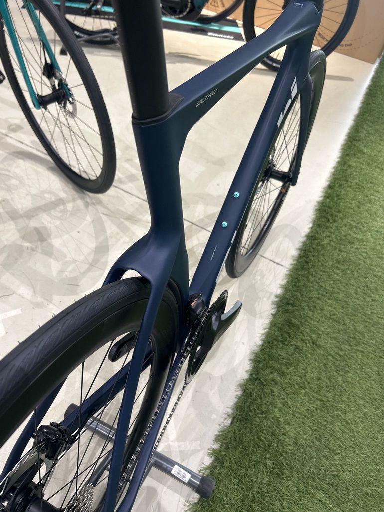 Used Bianchi Oltre Comp Ultegra Di2 2025 2025 Road & Gravel, Blue — image 8 of 12