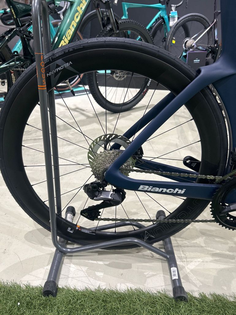 Used Bianchi Oltre Comp Ultegra Di2 2025 2025 Road & Gravel, Blue — image 7 of 12