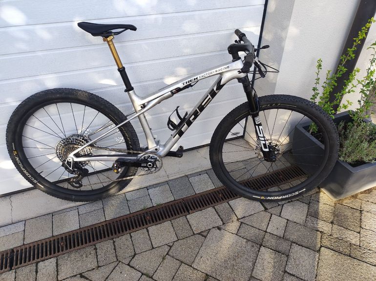 Used Trek Supercaliber SRAM XX1 Eagle AXS 2024 Mountainbike, Hellgrau — image 1 of 5