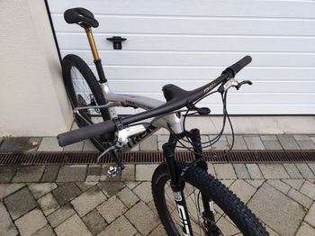 Used Trek Supercaliber SRAM XX1 Eagle AXS 2024 Mountainbike, Hellgrau — image 4 of 5
