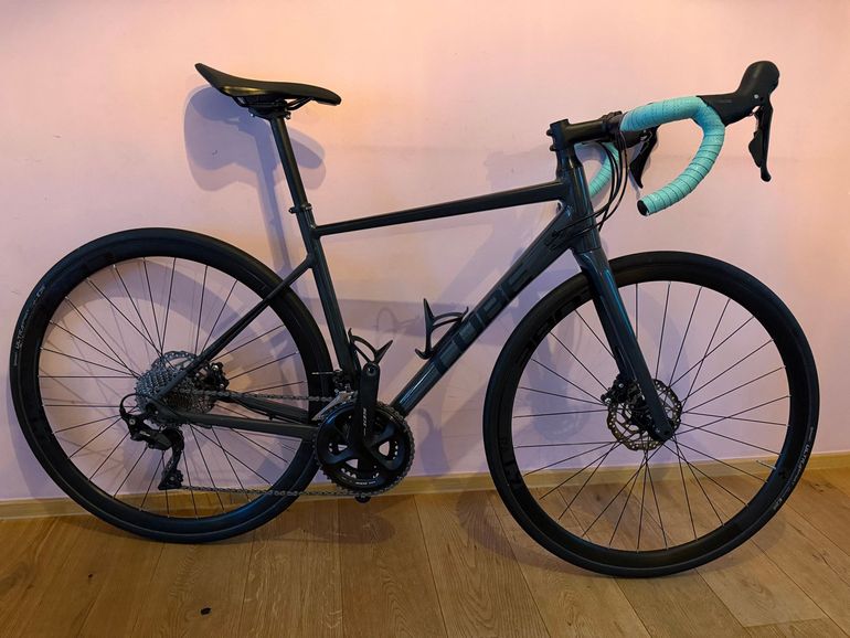 Used CUBE ATTAIN SL 2022 2022 Road & Gravel, Gris claro — image 1 of 8