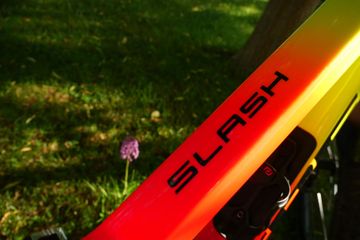 Used Trek Slash Shimano Deore XT 2023 Mountainbike, Orange — image 6 of 7
