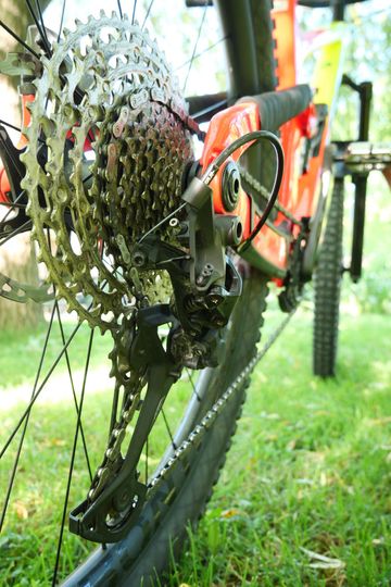 Used Trek Slash Shimano Deore XT 2023 Mountainbike, Orange — image 3 of 7