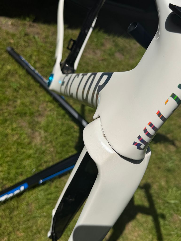 Used Factor OSTRO V.A.M. Disc Carbon 54cm Pearl White Chrome 2024 Frameset 2024 Road & Gravel — image 13 of 18