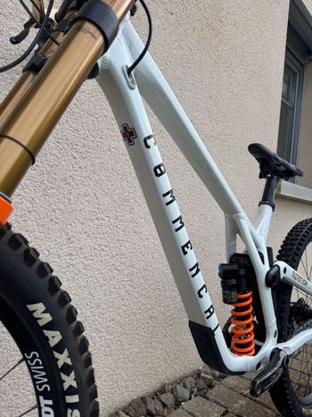 Used Commencal SUPREME DH V5 SIGNATURE 2024 2024 Mountainbike, White, 29, 27.5 — image 10 of 10