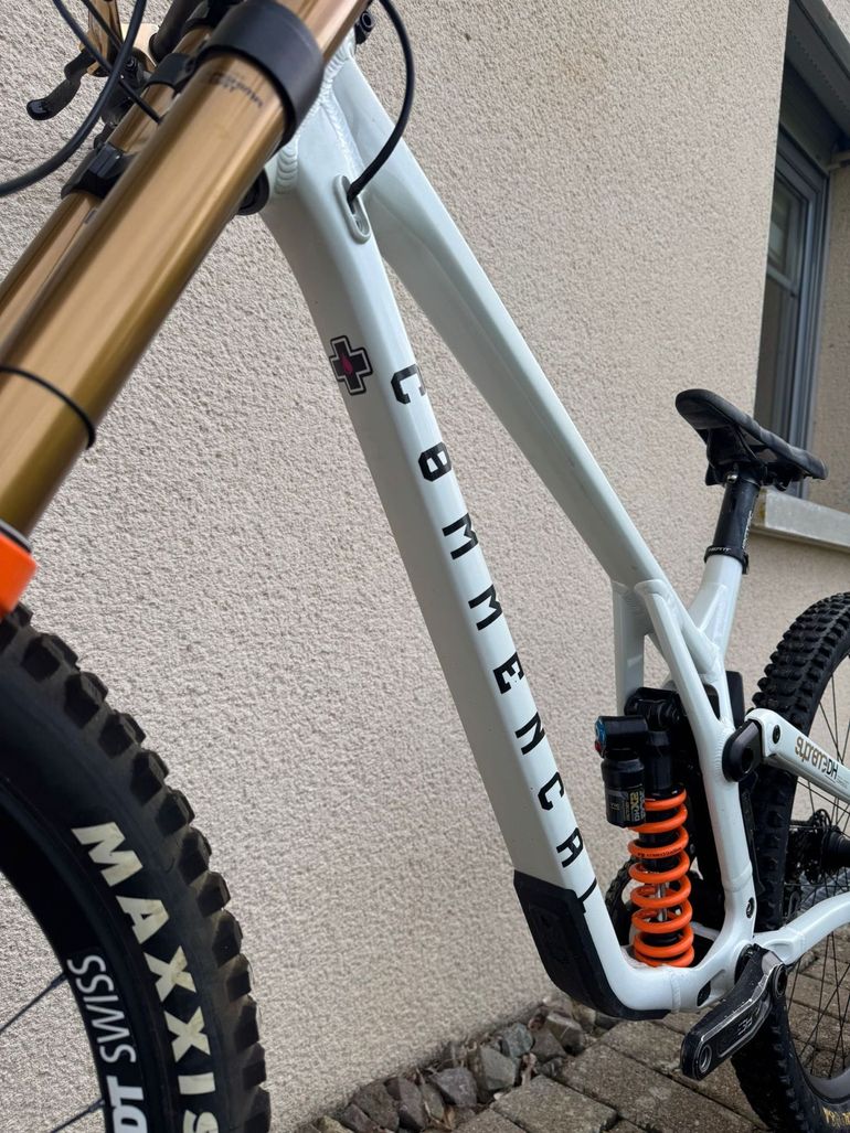 Used Commencal SUPREME DH V5 SIGNATURE 2024 2024 Mountainbike, White, 29, 27.5 — image 10 of 10