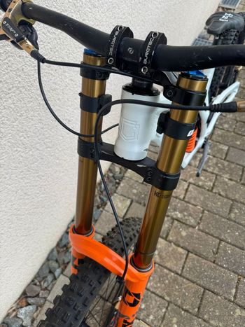 Used Commencal SUPREME DH V5 SIGNATURE 2024 2024 Mountainbike, White, 29, 27.5 — image 6 of 10