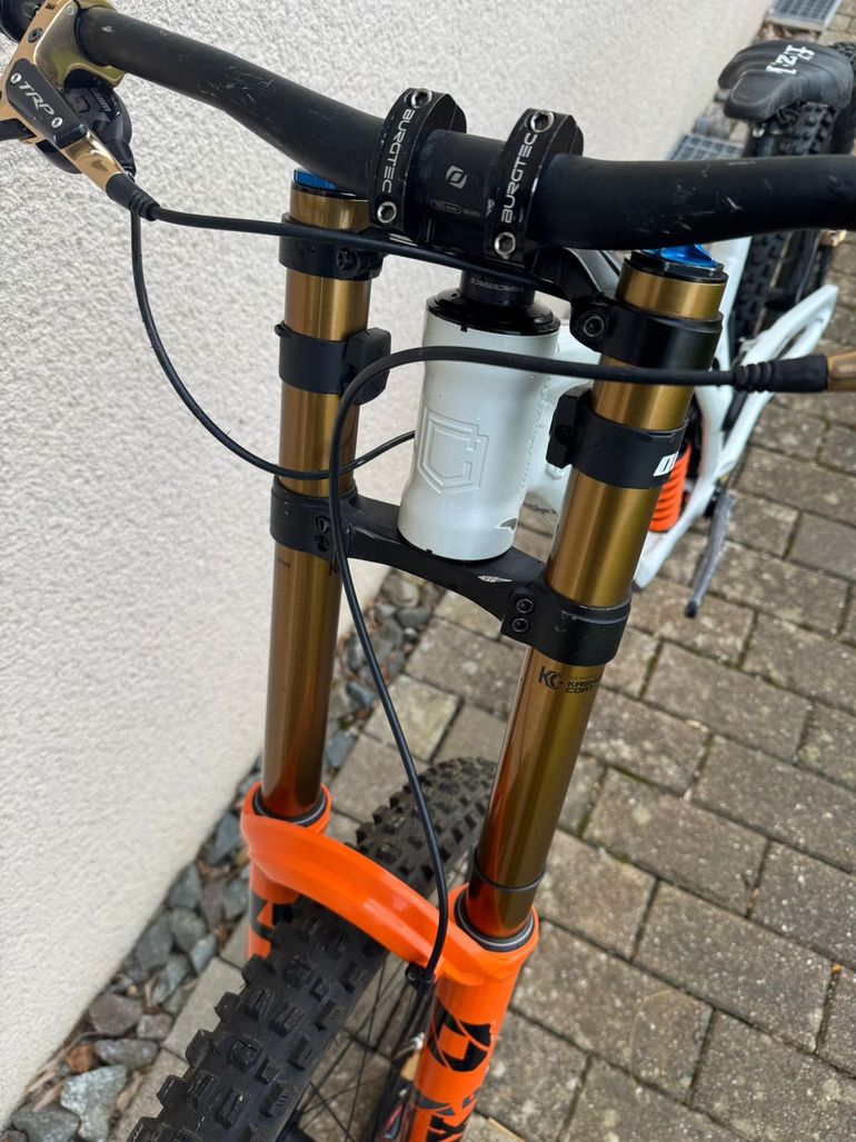 Used Commencal SUPREME DH V5 SIGNATURE 2024 2024 Mountainbike, White, 29, 27.5 — image 6 of 10