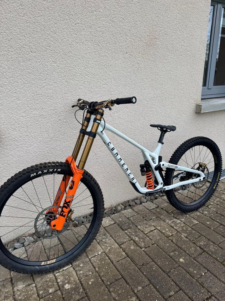 Used Commencal SUPREME DH V5 SIGNATURE 2024 2024 Mountainbike, White, 29, 27.5 — image 2 of 10