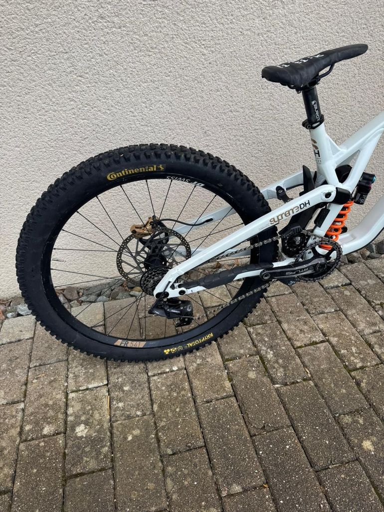 Used Commencal SUPREME DH V5 SIGNATURE 2024 2024 Mountainbike, White, 29, 27.5 — image 3 of 10