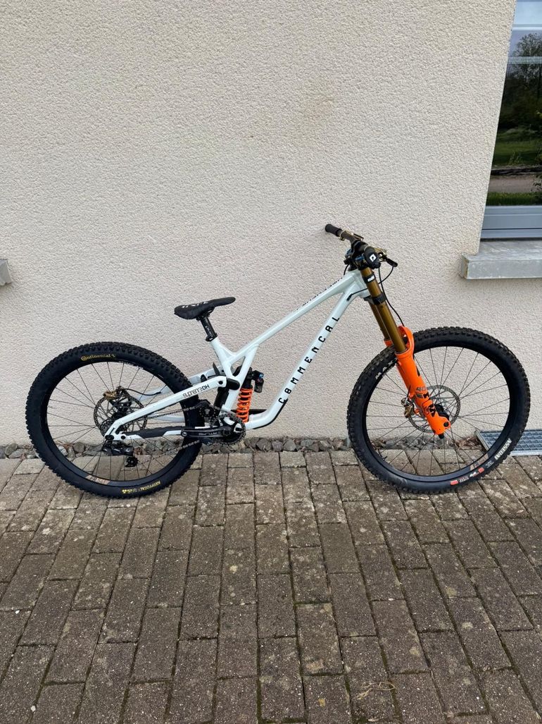 Used Commencal SUPREME DH V5 SIGNATURE 2024 2024 Mountainbike, White, 29, 27.5 — image 1 of 10