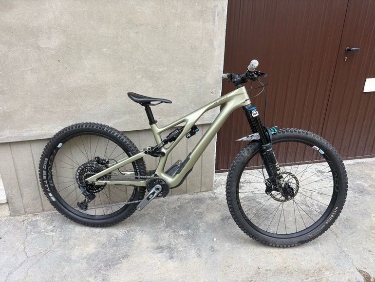 Used Specialized Stumpjumper EVO Expert 2024 2024 Mountainbike — image 1 of 12