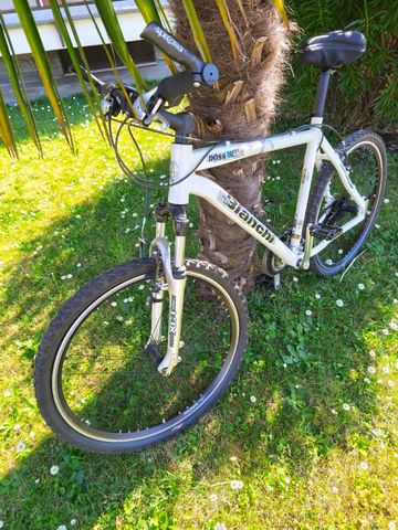 Used Bianchi Custom Shimano Acera 2010 Mountainbike, White — image 3 of 3