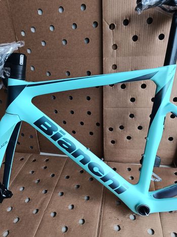 Used Bianchi Oltre Race 105 2023 Frameset 2023 Road & Gravel — image 2 of 35