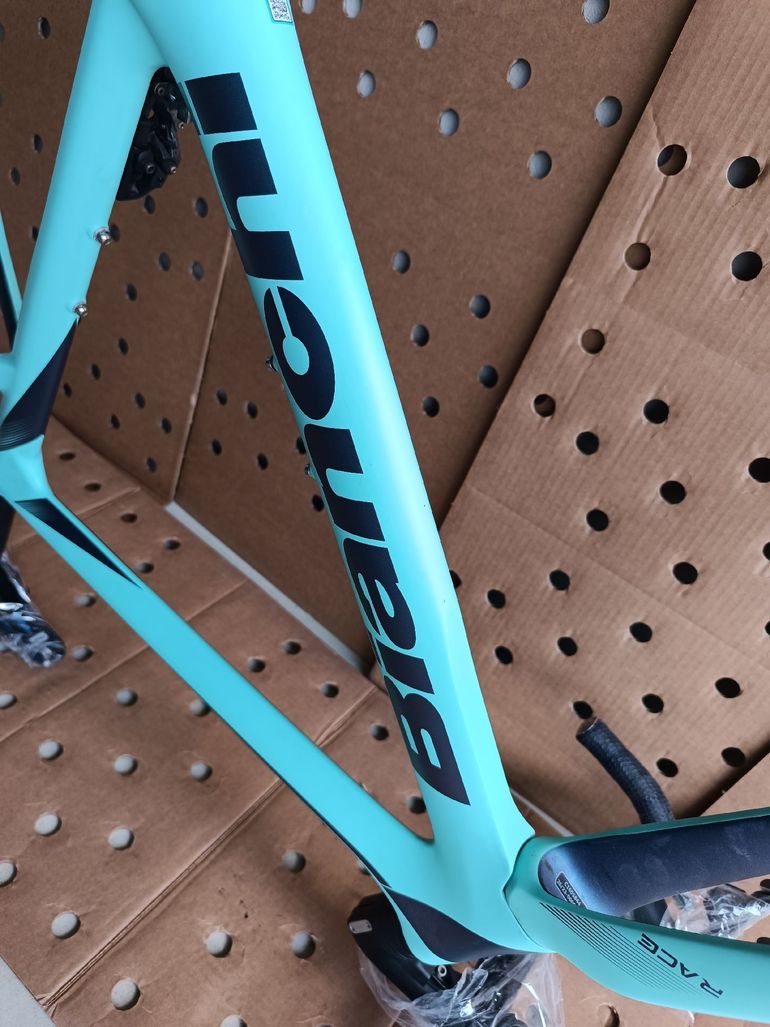 Used Bianchi Oltre Race 105 2023 Frameset 2023 Road & Gravel — image 18 of 35