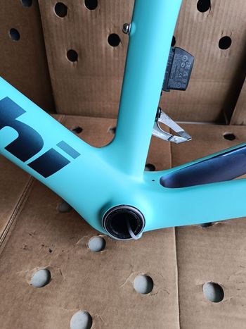 Used Bianchi Oltre Race 105 2023 Frameset 2023 Road & Gravel — image 33 of 35