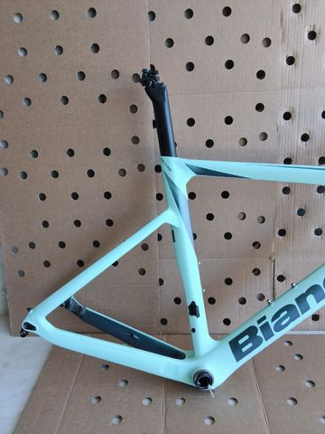 Tweedehands Bianchi Oltre Race 105 2023 Frameset 2023 Road & Gravel — afbeelding 27 van 48