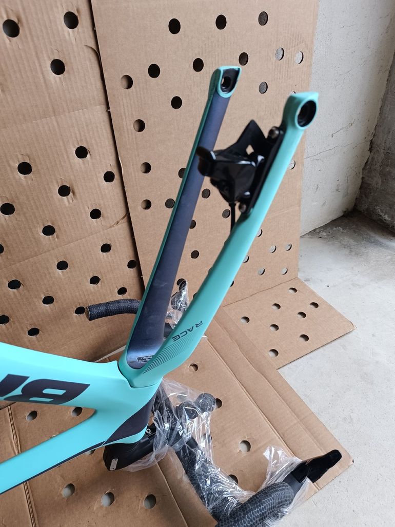 Used Bianchi Oltre Race 105 2023 Frameset 2023 Road & Gravel — image 15 of 35