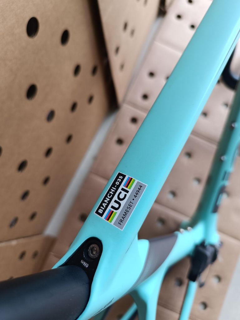 Used Bianchi Oltre Race 105 2023 Frameset 2023 Road & Gravel — image 9 of 35