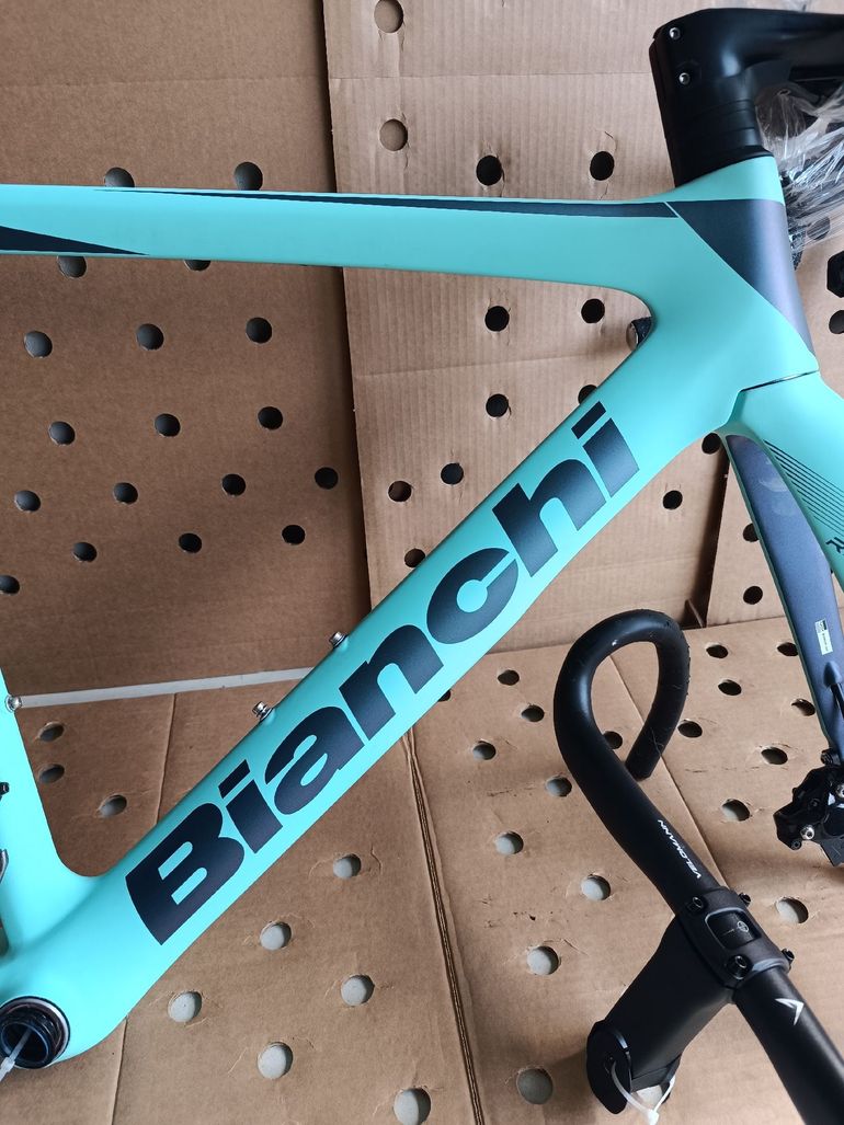 Used Bianchi Oltre Race 105 2023 Frameset 2023 Road & Gravel — image 4 of 35