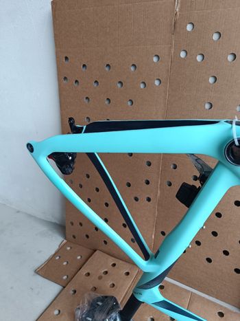 Used Bianchi Oltre Race 105 2023 Frameset 2023 Road & Gravel — image 16 of 35