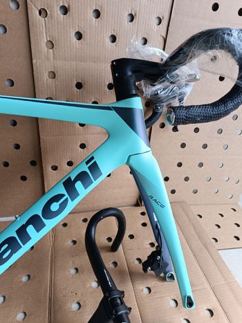 Used Bianchi Oltre Race 105 2023 Frameset 2023 Road & Gravel — image 26 of 35