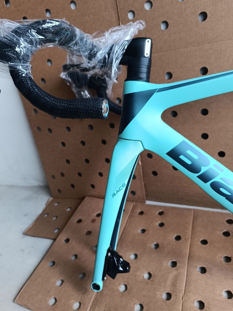 Used Bianchi Oltre Race 105 2023 Frameset 2023 Road & Gravel — image 27 of 35